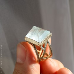 Ażurowy geometryczny z okazem akwamarynu