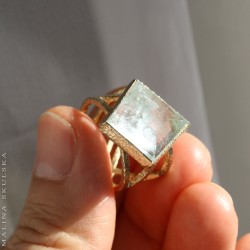 Ażurowy geometryczny z okazem akwamarynu