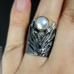 Pierścień z perłą Mabe i czarnym diamentem