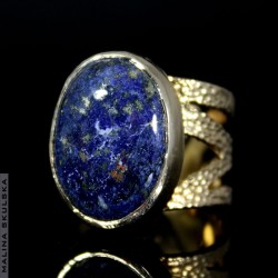 Ażurowy pierścień z lapis lazuli