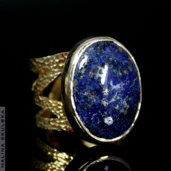 Ażurowy pierścień z lapis lazuli