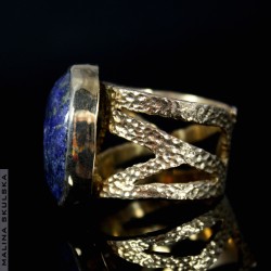 Ażurowy pierścień z lapis lazuli