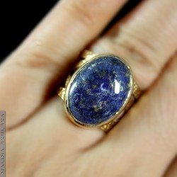 Ażurowy pierścień z lapis lazuli