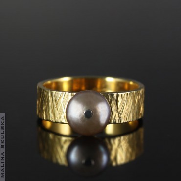 Złocony ryflowany pierścionek z szarą perłą
