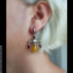 Kandelabrowe kolczyki z perłami, granatami i żółtymi jadeitami