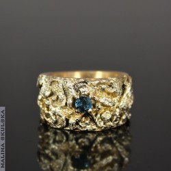 Organiczna złocona obrączka z topazem london blue
