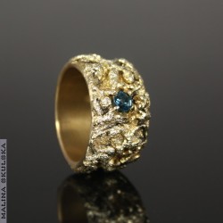 Organiczna złocona obrączka z topazem london blue
