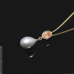 Złota zawieszka z andaluzytem i perłą