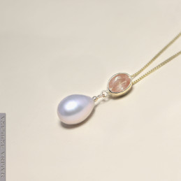 Złota zawieszka z andaluzytem i perłą