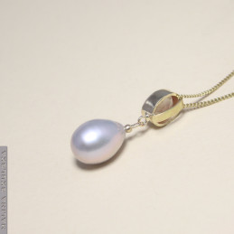 Złota zawieszka z andaluzytem i perłą