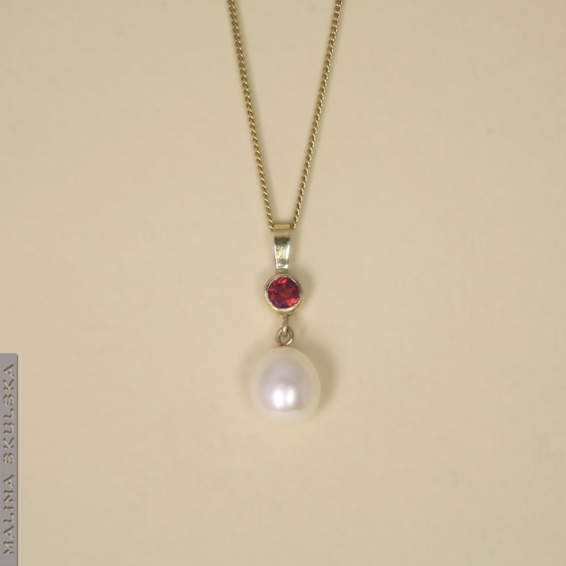 Złota zawieszka z turmalinem i białą perłą