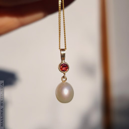 Złota zawieszka z turmalinem i białą perłą