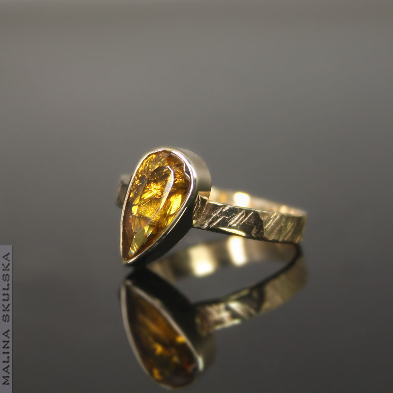 Złoty pierścionek z tytanitem