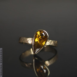 Złoty pierścionek z tytanitem