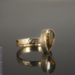 Złoty pierścionek z tytanitem