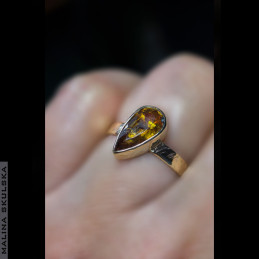 Złoty pierścionek z tytanitem