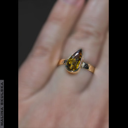 Złoty pierścionek z tytanitem