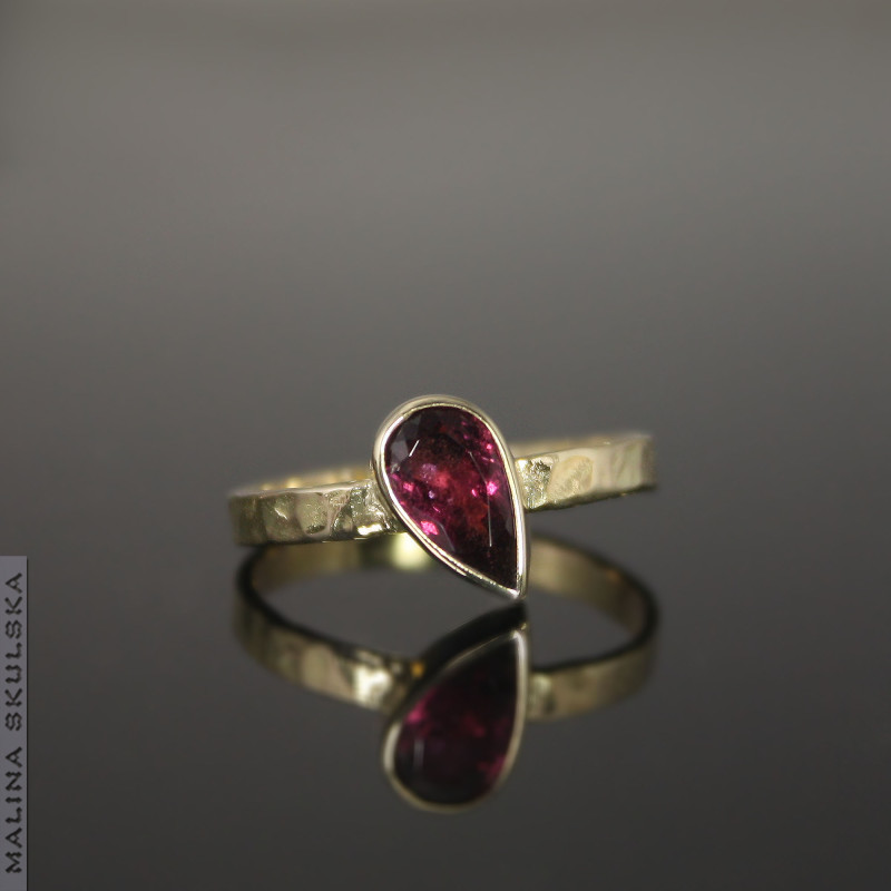 Złoty pierścionek z almandynem