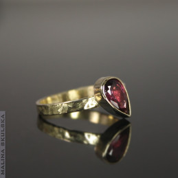 Złoty pierścionek z almandynem