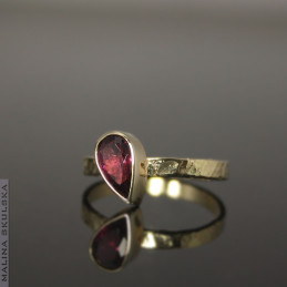 Złoty pierścionek z almandynem
