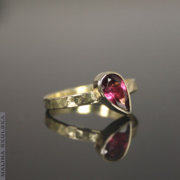 Złoty pierścionek z almandynem