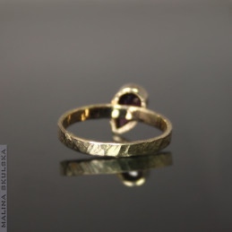 Złoty pierścionek z almandynem