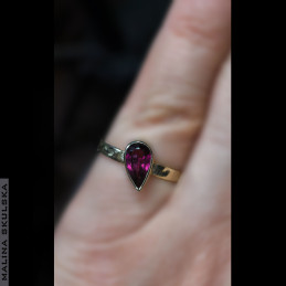 Złoty pierścionek z almandynem